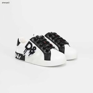 Luxe kinderschoenen Designer Baby Sneakers Maat 26-35 inclusief dozen zwart-wit kleurenschema Design Girls Boys Shoe Dec20