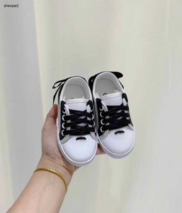 Zapatos de lujo para niños Diseño de letras con logotipo de impresión Zapatillas de deporte para bebés Tamaño 26-35 Protección de caja Decoración de arco Niños Niñas Zapatos casuales 24mar