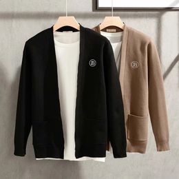 Cardigan tricoté de luxe à manches longues avec poches pour hommes, vêtements de marque de mode, manteaux décontractés, Style coréen noir, pull de couleur unie 240130