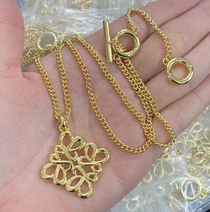 Luxury L Brand Designer Pendants Colliers Géométrie creux Cake carré Gâteau Simple Ol Elegant 18K Gold Cross Chain Collier Jewelr9049155