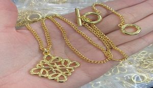 Luxe L -merkontwerper Hanger Kettingen Holle Geometrie Charm Square Cake Simple OL Elegant 18K Gold Cross Chain Necklace Jewelr5335610
