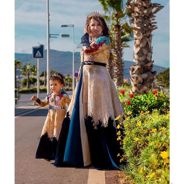 Abalorios de encaje de lujo A-line Kaftan marroquí Dubai Vestidos de noche Mezcla de colores Mangas largas Arabia Saudita Madre musulmana Ocasión formal Vestidos de fiesta Vestido de fiesta Faja