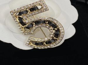 Luxe Dames Hommes Designer Numéro De Marque Broche Plaqué Or 18 Carats Strass Bijoux Broche Charme Haut De Gamme En Cuir Véritable Pin Christ5899534