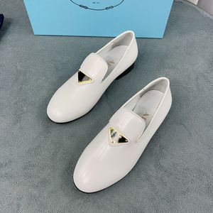 Classique Triangle signe femmes fond plat chaussures habillées italie marque femmes mode tête ronde en cuir chaussures décontracté Scarpe 8A qualité luxe en cuir véritable chaussures formelles