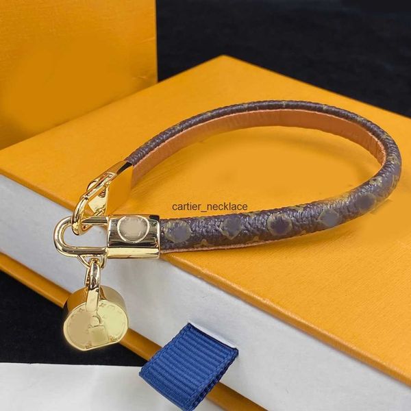 Bracelet de charme en cuir de luxe Bracelet Original Designer Femmes Pendants Pendants 18K Gold Silver plaquette bracelet Chaîne de maillot de bracele