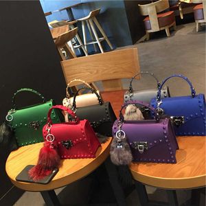 Cuir de luxe Valentin Sac à main 2023 Nouvelle mode givré mat PVC gelée tendance coloré diamant rivet poche unique épaule diagonale Straddle X0RYK