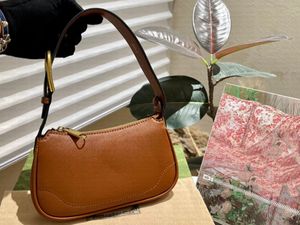 Bolsa de couro luxuosa com zíper e abertura nas axilas, bolsa de ombro feminina com grande capacidade, bolsa vintage de metal com letras de 21cm