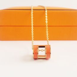 Collier de lettre de luxe Collier de créateur de mode Men et femmes Collier d'or de taille moyenne 45 cm de longueur Cadeau