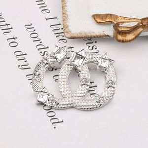 Lettre de luxe Pins Broche Designer Bijoux Broches Cristal Perle Classique Marque Hommes Femmes Plaqué Or Argent Breastpin Écharpe Costume Fête Robe De Mariée Accessoire Cadeau