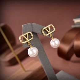 Boucles d'oreilles de luxe lettre v perle designer pour femmes boucles d'oreilles pendantes boucles d'oreilles plaquées or 14 carats bijoux de fête de mariage