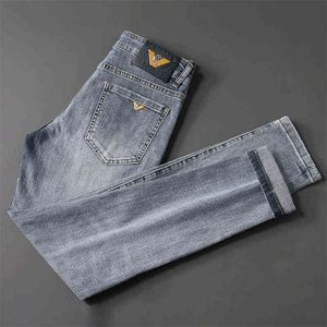 Jeans de marque de mode européenne légère de luxe pour les jeunes hommes Version coréenne Casual Slim Fit Pieds Élastique Coton Printemps et Été Mince
