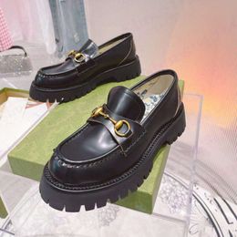 Chaussures de plate-forme de créateurs de mocassins de luxe Chaussure d'abeille pour femmes en cuir en cuir avec boucle