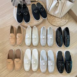 luxe loafers schoenen eenvoudige casual zwart lakleer designer flats driehoek metalen decoratie dame mannen suède casual kleding schoenen wikkel-teen slippers