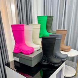 Botas de goma de tubo largo de lujo Diseñador para mujer Suelas gruesas Cabeza redonda Bota antideslizante Botas de lluvia de alta calidad de tubo alto de moda y versátiles Zapatos cruzados al aire libre
