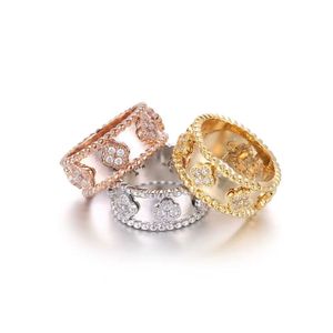 Luxury Love Ring Brand Designer sonnes à quatre feuilles Clover entièrement percés Femmes hommes bijoux titane en acier gadoue de vacances de ladys plaqués en or