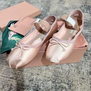 LUXURY M Paris Ballet Fashion Designer Chaussures de danse professionnelles 2023 Ballerines en satin Plate-forme Bowknot Bouche peu profonde Sandales plates pour femmes 05