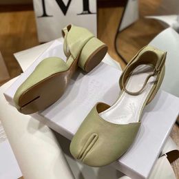 Maisons de luxe sandales chaussures Mary-Jane Tabi Nappa cuir Margielas escarpins fête robe de mariée talons épais confort marche