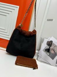 Bolso mediano de lujo Bolso de hombro 23k Otoño/Invierno Diseñador de moda Bolso cruzado para mujer Bolso de mano de cachemira de cuero todo en uno con bolso pequeño