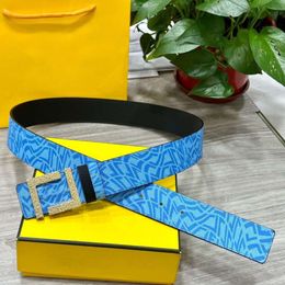 Cinturones de diseño de cinturones de hombres de lujo Fashion Metal Metal Smooth Buckle Real Blue Alphabet Gráfico de cuero impreso cinturón
