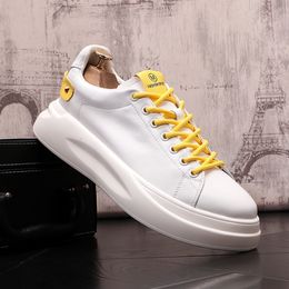 Hombres de lujo con cordones Zapatos de boda de negocios Diseñador de moda Zapatillas de tenis blancas originales Primavera Otoño Plataforma femenina Punta redonda Mocasines casuales Y166