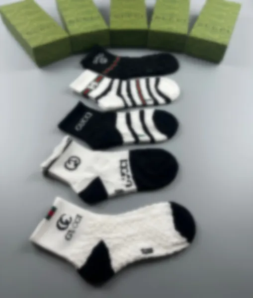 Chaussettes de luxe pour hommes en gros Nouveaux modèles de chaussettes pour chaussettes de sport en coton Jogging Designe Basketball Football Broderie Chaussettes longues, moyennes et courtes