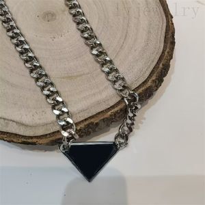 Hombres de lujo Diseñadores colgantes Collares Esmalte Accesorios para damas Joyería de calle vintage Amor Letras de triángulo Chicas adolescentes Collar de cadena de moda Diseñador ZB011 F4