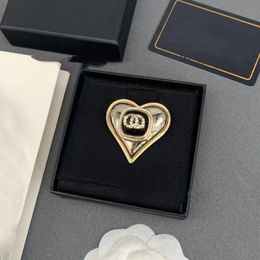 Luxury heren- en damesontwerpster merk alfabetbroche 18k goud verguld met kristal rijnsteen juwelen broche bruiloft kerstfeest cadeaus 20styles