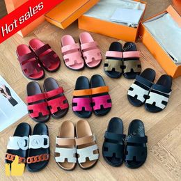 Luxe herenontwerper platte bodem slippers Summer Beach Outdoor Sandals Dames slippers Fashionable Leather 2024 Dikke Soled Color Blocking Casual Damesschoenen