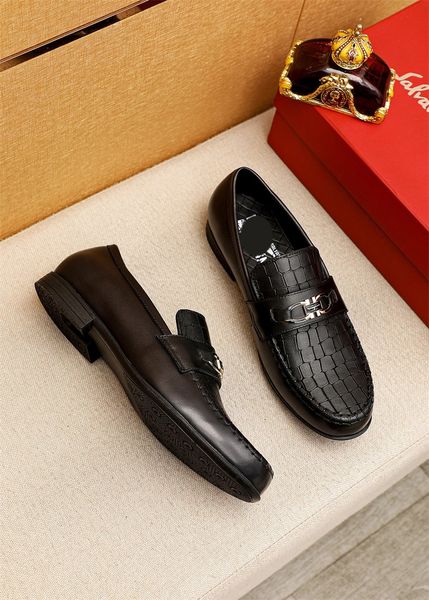 Chaussures de luxe en cuir haut de gamme pour hommes. Tige en cuir de veau de première couche importée sélectionnée + boucle matérielle de luxe, semelle extérieure en caoutchouc