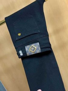 Jeans de lujo para hombres Jeans de diseñador Primavera y otoño Jeans negros sólidos para hombres de negocios Productos europeos lavados Pantalones pequeños cómodos y versátiles en ángulo recto