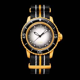 Montre de luxe pour hommes Designer de haute qualité 41MM Montre à quartz Lumineux Saphir Sport Style Mode Montre de luxe Montres à bracelet en tissu