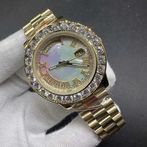 Luxe mannen Horloge 2813 Automatisch uurwerk Geel gouden kast 43mm Grote stenen bezel Witte parel wijzerplaat Diamond-set Romeinse cijfers