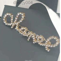 Men de luxe Femmes Designer Brand Lettre Broches 18K Gold plaqué incrusté Crystal Rimestone Bijoux Brooch Marier Marid Taps Pins Party Fashion Accessoires S6W7