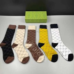 Chaussettes de luxe pour hommes et femmes Tendance de la mode Brodé cinq paires d'automne hiver pur coton designer homme femme chaussettes de sport de Noël