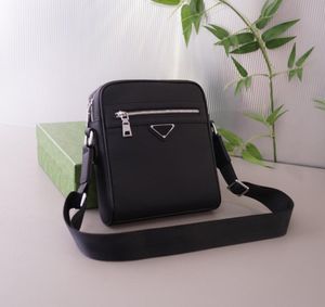 Mentilles de luxe Mentilles de conception sac à maltraire sac à corps crossbody bac à épaule sac de téléphone petite taille triangle cuir en cuir de vache porté autour du sac d'épaule à fermeture éclair en métal pochette