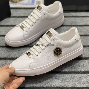 Luxury Mens Disigner Scarpe Plein Chaussures Couleur solide Couleur de mode Métal de créateur de meneurs Métal Trainers en cuir Chaussures décontractées en cuir