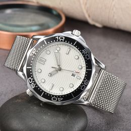Top Men Watch Quality Om Wrist Wrists Chronograph Quartz Movement Watches Limited Dial Mens Mens Watch Rubber Socle