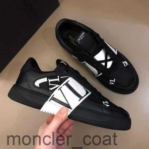 Luxury Mens Fashion en cuir plate-forme en cuir calendrier calendrier des créateurs respirants et des chaussures de marche confortables Sortie de mode Patwork Letters Lovers Chaussures décontractées.