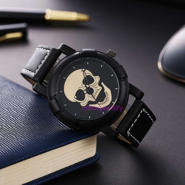 Luxury Mens Watch Femmes Hip-Hop Trend Polydold Belt Skull Quartz