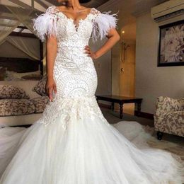 Robes de mariée sirène de luxe perles cristaux plume sexy illusion boutons couverts dos sexy col en V profond robe de mariée vestido de250C