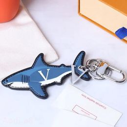 Luxury Metal Leather Key Buckle Men Femmes Keychains Designer Luggage Ornaments Blue Shark Keychain Fashion Monogramme Charme de voiture Clé Sac à poussière Box Original