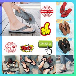 Envío gratis Sandalias de diapositivas metálicas de lujo Diapositivas de diseñador hombre Zapatillas de mujer Zapatos antideslizantes resistentes al desgaste Peso ligero Moda de verano Zapatillas anchas con chanclas