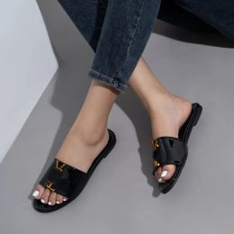 Sandalias de diapositivas metálicas de lujo Diapositivas de diseñador Zapatillas de mujer Zapatos Moda de verano Chanclas planas anchas Zapatilla para mujeres con tamaño de caja 37-42 2567