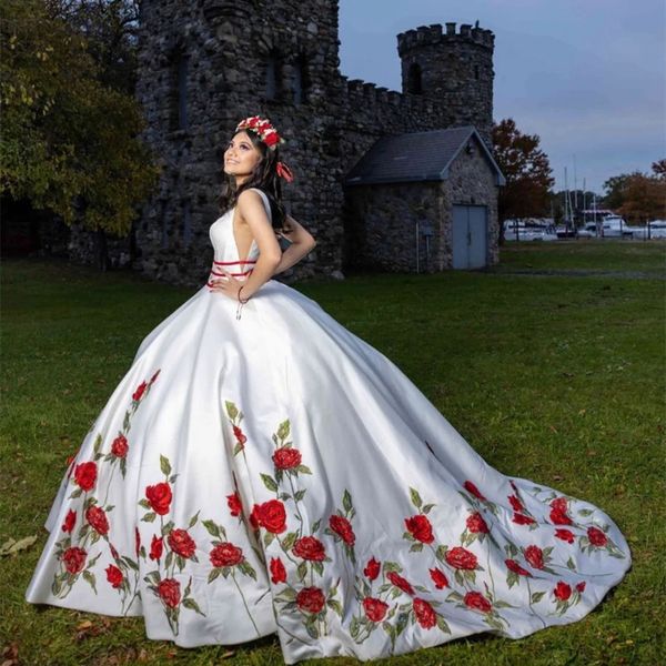 Vestidos de quinceañera mexicanos de lujo Bordado Flor de rosa roja Con cuello en v Vestido de fiesta de satén blanco Vestido de fiesta de graduación para 16 niñas 2024 Vestidos de fiesta formales