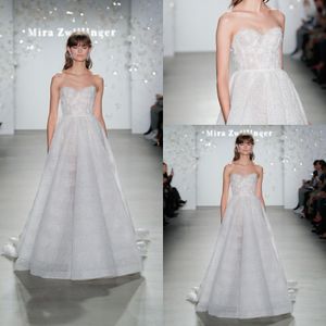 Luxury Mira Zwillinger A Line Wedding Vestidos sin tirantes Beads Pearls Ruched Wedding Gown Bared Train Rente de Mari￩e