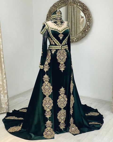 Caftan marocain de luxe robes de soirée vertes manches longues cristaux perlés dentelle dorée appliqué velours arabe Dubaï Abaya Caftan robes de réception train détachable