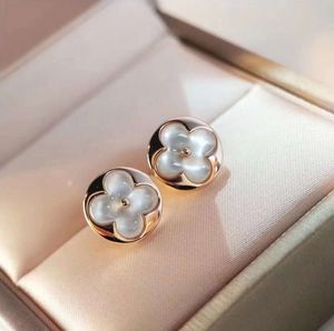 Pendientes de tuerca de diseño de trébol de madreperla de lujo para mujeres y niñas, oro de 18 quilates, elegante encanto, anillos de oreja, pendientes, pendientes, joyería, caja de marca, embalaje 01