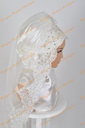 Luxe moslim bruiloft sluier 2016 met kant geappliceerd rand en kristallen een laag tule elleboog lengte bruidshijab op maat gemaakt