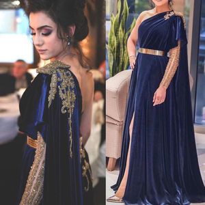 Luxe Navy Blue Dubai Avondjurken Lange A-Lijn Fluwelen Formele Jurk Goud Belt Eén schouderbeen Split New Design Prom Toga 2020