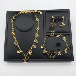 Colliers de luxe Bracelets boucles d'oreilles ensemble mode femmes bijoux de créateur plaqué or colliers en acier inoxydable dame cadeaux de mariage